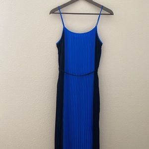 Banana republic pleated maxi dress in blue size 2 casual party wedding